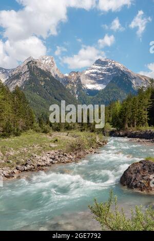 Hinterrisstal in den österreichischen Alpen im Sommer 2021, nachbearbeitet mit Expositionsklammern Stockfoto