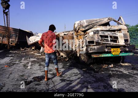 Ajmer, Indien, August 17: Criminalistik-Experten führen die technische Überprüfung der beteiligten Fahrzeuge durch und arbeiten an der Entstehung des Crashs. Ein Feuer bricht aus nach einem Zusammenstoß zweier Lastwagen auf einer Nationalstraße in der Nähe von Ajmer, Rajasthan, wurden vier Personen ernsthaft verbrannt und ins Krankenhaus gebracht.Quelle: Himanshu Sharma / Eyepix Group/Alamy Live News Stockfoto