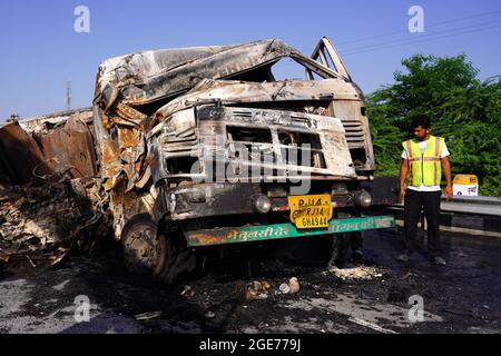 Ajmer, Indien, August 17: Criminalistik-Experten führen die technische Überprüfung der beteiligten Fahrzeuge durch und arbeiten an der Entstehung des Crashs. Ein Feuer bricht aus nach einem Zusammenstoß zweier Lastwagen auf einer Nationalstraße in der Nähe von Ajmer, Rajasthan, wurden vier Personen ernsthaft verbrannt und ins Krankenhaus gebracht.Quelle: Himanshu Sharma / Eyepix Group/Alamy Live News Stockfoto