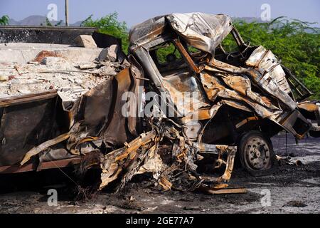 Ajmer, Indien, August 17: Criminalistik-Experten führen die technische Überprüfung der beteiligten Fahrzeuge durch und arbeiten an der Entstehung des Crashs. Ein Feuer bricht aus nach einem Zusammenstoß zweier Lastwagen auf einer Nationalstraße in der Nähe von Ajmer, Rajasthan, wurden vier Personen ernsthaft verbrannt und ins Krankenhaus gebracht.Quelle: Himanshu Sharma / Eyepix Group/Alamy Live News Stockfoto