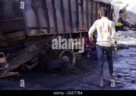 Ajmer, Indien, August 17: Criminalistik-Experten führen die technische Überprüfung der beteiligten Fahrzeuge durch und arbeiten an der Entstehung des Crashs. Ein Feuer bricht aus nach einem Zusammenstoß zweier Lastwagen auf einer Nationalstraße in der Nähe von Ajmer, Rajasthan, wurden vier Personen ernsthaft verbrannt und ins Krankenhaus gebracht.Quelle: Himanshu Sharma / Eyepix Group/Alamy Live News Stockfoto