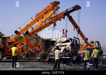 Ajmer, Indien, August 17: Criminalistik-Experten führen die technische Überprüfung der beteiligten Fahrzeuge durch und arbeiten an der Entstehung des Crashs. Ein Feuer bricht aus nach einem Zusammenstoß zweier Lastwagen auf einer Nationalstraße in der Nähe von Ajmer, Rajasthan, wurden vier Personen ernsthaft verbrannt und ins Krankenhaus gebracht.Quelle: Himanshu Sharma / Eyepix Group/Alamy Live News Stockfoto