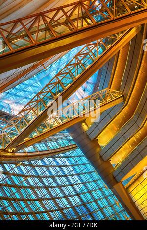 Tokio, Japan - 21. Juni 2016: Das Tokyo International Forum Interior. Ein Mehrzweck-Ausstellungszentrum in Marunouchi. Beleuchtete Stahl- und Glasstrus Stockfoto