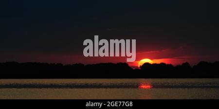 Dramatischer Sonnenuntergang am Theiß-See, Ungarn. Stockfoto