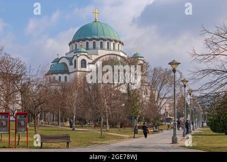 Belgrad, Serbien - 14. Februar 2021: Orthodoxe Kirche Sain Sava im Karadjordjev-Park am kalten Wintertag. Stockfoto