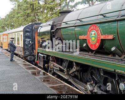 Dampfzug auf der Gloucestershire Warwickshire Railway, der von einem Bulleid-Motor der „Merchant Navy“-Klasse angetrieben wird - Pufferung bis zu einer Kopplung mit den Wagen. Stockfoto