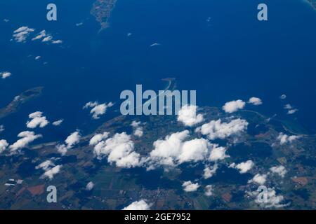 Luftaufnahme vom Flugzeug. Flug von Helsinki nach Amsterdam. Stockfoto