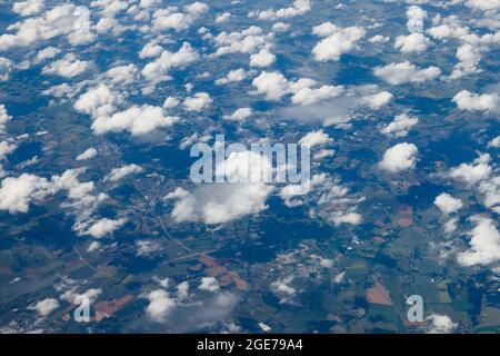 Luftaufnahme vom Flugzeug. Flug von Helsinki nach Amsterdam. Stockfoto