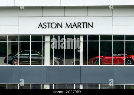 MINNEAPOLIS, MN, USA - 8. AUGUST 2021: Außenansicht des Aston Martin Autohauses und Markenlogo. Stockfoto