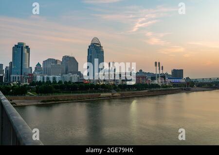 Cincinnati Skyline bei Dawn Stockfoto