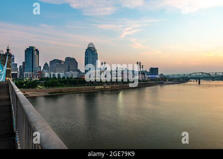 Cincinnati Skyline bei Dawn Stockfoto