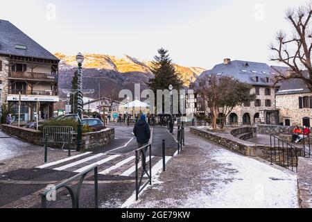 Saint-Lary-Soulan, Frankreich - 26. Dezember 2020: Hauptstraße des berühmten Skigebiets, wo die Menschen an einem Wintertag spazieren gehen Stockfoto