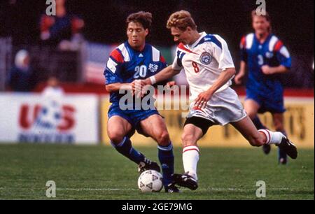 Paul Caliguri (20) im Einsatz für die US-Nationalmannschaft gegen Valeri Karpin von Rud=ssia in einem internationalen Freundschaftsspiel 1993. Stockfoto