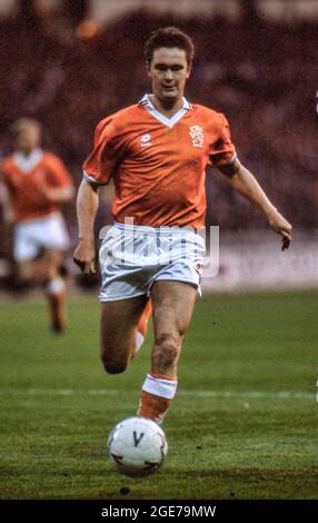 Der niederländische Fußballspieler Rob Witschge spielt für holland gegen England im Wembley-Stadion in einem WM-Qualifikationsspiel 1994 Stockfoto