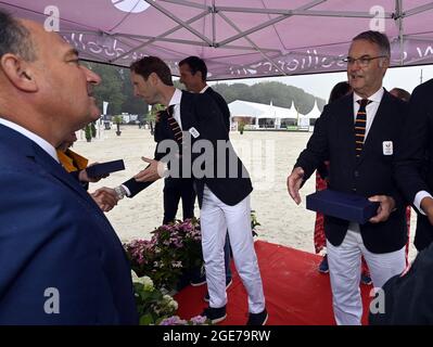 Der wallonische Vizeminister Willy Borsus und Coach Peter Weinberg im Bild anlässlich einer Feier für die belgischen Springreiter, die die Bronze gewonnen haben Stockfoto