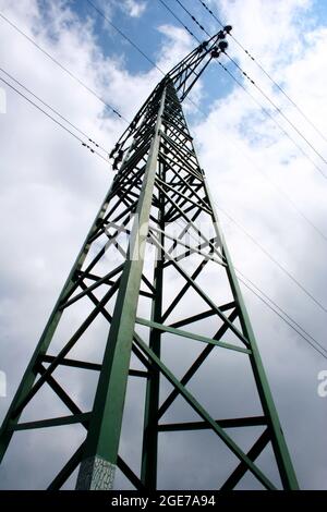 Hochspannungs-elektrische Türme und Linien mit blauem Himmel und Wolken. Eletricity Türme mit blauem Himmel Hintergrund. Hochspannungsübertragungsleitungen. Stockfoto