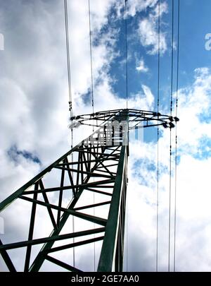 Hochspannungs-elektrische Türme und Linien mit blauem Himmel und Wolken. Eletricity Türme mit blauem Himmel Hintergrund. Hochspannungsübertragungsleitungen. Stockfoto