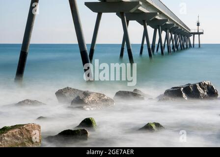 Blick auf die Brücke über dem Meer gegen den Himmel bei Sonnenuntergang, Pont del Petroli, Barcelona, Spanien Stockfoto