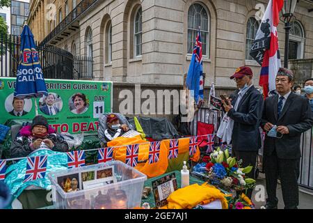 WESTMINSTER LONDON 17. August 2021. Freunde und Unterstützer stehen bei den Gurkha-Veteranen Dhan Gurung, Pushpa Rana Ghale und Gyanjaj Rai, die am 11. Tag eines Hungerstreiks unter Decken gegenüber der Downing Street weiterhin fasten, um gleiche Renten für Gurkhas zu fordern, die vor 1997 in den Ruhestand gingen und keine volle Rente der britischen Streitkräfte erhalten. Gurkhas sind in Nepal geborene Soldaten, die seit 1815 in der britischen Armee dienen und in den jüngsten Konflikten im Irak, in Afghanistan und im ehemaligen Jugoslawien gekämpft haben. Credit amer Ghazzal/Alamy Live News Stockfoto