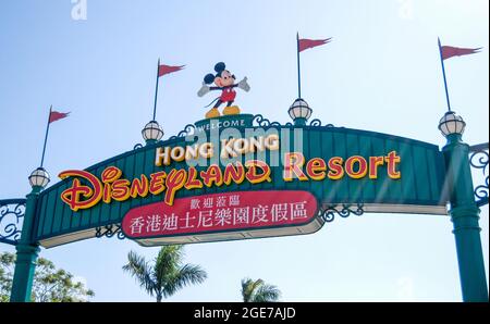 Begrüßungsschild, Hong Kong Disneyland Resort, Lantau Island, Hong Kong, Volksrepublik China Stockfoto