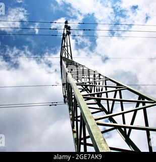 Hochspannungs-elektrische Türme und Linien mit blauem Himmel und Wolken. Eletricity Türme mit blauem Himmel Hintergrund. Hochspannungsübertragungsleitungen. Stockfoto