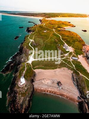 Luftaufnahme des Twr Mawr Leuchtturms bedeutet großer Turm in Walisisch auf Ynys Llanddwyn auf Anglesey Wales markiert den westlichen Eingang zur Menai Strait. Stockfoto