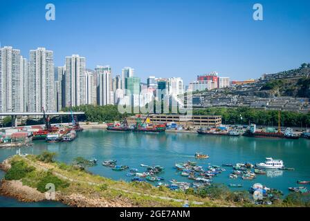 Apartment-Hochhäuser und Hafen, Tsing Yi Island, Hongkong, Volksrepublik China Stockfoto