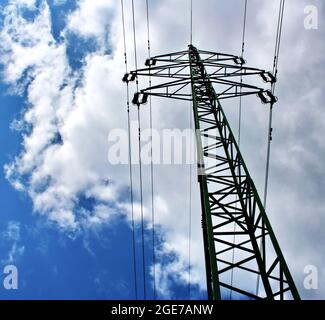 Hochspannungs-elektrische Türme und Linien mit blauem Himmel und Wolken. Eletricity Türme mit blauem Himmel Hintergrund. Hochspannungsübertragungsleitungen. Stockfoto