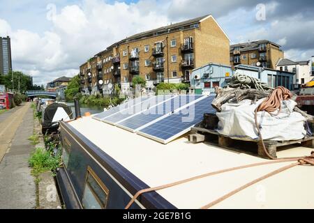 Boote mit Sonnenkollektoren entlang Little Venice, von Warwick Ave bis Ladbroke Grove, in London, England, Großbritannien Stockfoto