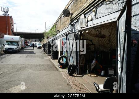 Autowerkstätten am Westbourne Park entlang Little Venice, von Warwick Ave bis Ladbroke Grove, in London, England, Großbritannien Stockfoto