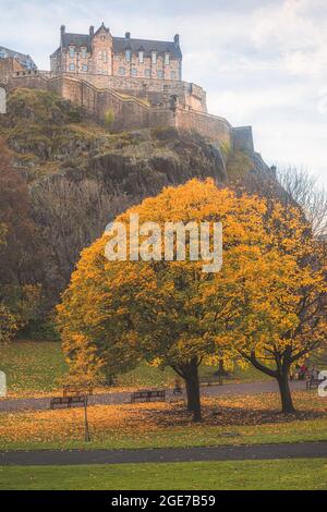 Idyllischer Blick auf das historische, mittelalterliche Edinburgh Castle und farbenfrohe Herbstblätter von den Princes Street Gardens in Edinburgh, Schottland. Stockfoto