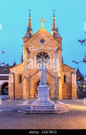 Nächtliche Aufnahme der 1276 geweihten Kirche Collégiale, ein schönes Beispiel frühgotischer Architektur in Neuchatel, Schweiz Stockfoto