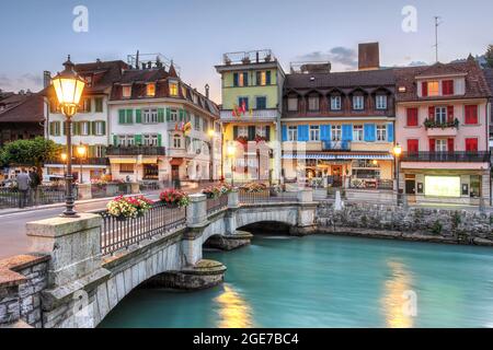 Brücke über die Aare zwischen Interlaken und Unterseen im Kanton Bern, Schweiz bei Dämmerung. Stockfoto