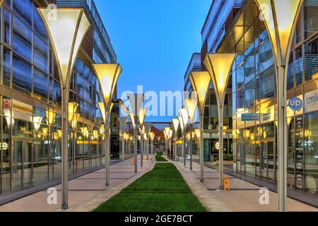 Nachtaufnahme entlang der zentralen Fußgängerzone entlang des City Business Center Timisoara, Rumänien, Bürogebäude Komplex im Jahr 2015 fertiggestellt. Stockfoto