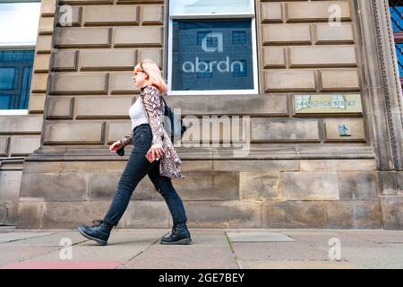 Edinburgh, Schottland, Großbritannien. August 2021. Das Mitglied der Öffentlichkeit geht an den umfirmenden Abrdn-Büros in der George Street in Edinburgh vorbei. Iain Masterton/Alamy Live Nachrichten. Stockfoto