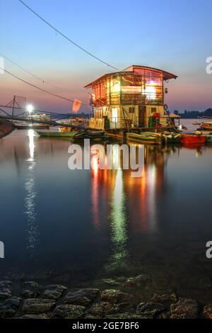 Wunderschöner Sonnenuntergang mit einem der schwimmenden Restaurants an der Donau in Zemun, heute Teil von Belgrad, der Hauptstadt von Serbien. Stockfoto