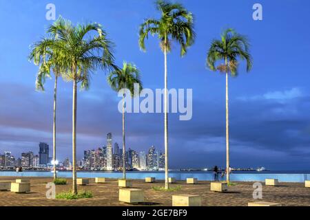 Nachtszene entlang der Cinta Costera in Richtung des Hochhausviertels von Panama City - Paitilla. Der Cinta Costera (Küstengürtel) fordert die wa zurück Stockfoto