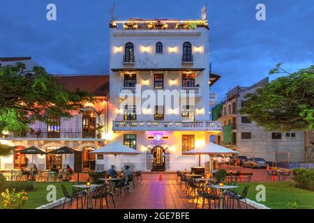 Nachtszene auf der Plaza Tomas Herrera in der Altstadt (Casco Viejo) von Panama City. Der Platz ist beliebt für seine berühmten Restaurants und Bars, wie Stockfoto