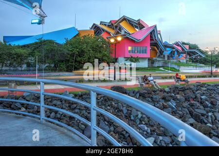 Nachtszene von Biomuseo, einem Museum, das der nationalen Geschichte der Region und der Landenge, die den Panamakanal ermöglicht, gewidmet ist, etwas außerhalb von Pana Stockfoto
