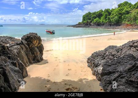Ein abgelegener tropischer Strand auf der kleinen Isla Bolanos in der Provinz Chiriqui, Panama. Die Insel kann nur mit dem Boot von Boca Chica aus erreicht werden. Stockfoto