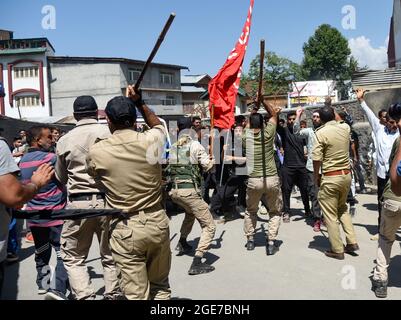 Srinagar, Indien. August 2021. Regierungskräfte schlugen schiitische Muslime während der Prozession mit Schlagstöcken ein. Regierungskräfte griffen zu Pelletfeuern, schweren Tränengas-Beschuss, Schlagstock-Beschuss und Luftfeuern gegen schiitische Muslime zurück, als sie sich den Beschränkungen im Rahmen der Pro-Freiheit-Slogans widersetzten, die 8. Muharram-Prozession in Srinagar zu übernehmen. Kredit: SOPA Images Limited/Alamy Live Nachrichten Stockfoto