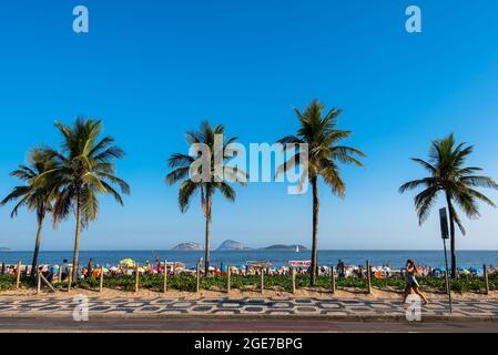 Gehweg mit Palmen am Strand von Ipanema in Rio de Janeiro Stockfoto