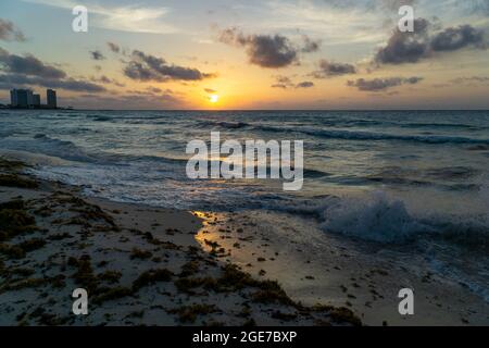 Sonnenaufgang im karibischen Strandresort in cancun, mexiko Stockfoto