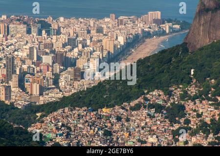 Favela da Rocinha, der größte Slum (Shanty Town) in Lateinamerika. Das Hotel liegt in Rio de Janeiro, Brasilien, hat es mehr als 70,000 Einwohner. Stockfoto