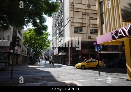 Cordoba, Argentinien - Januar, 2020: Fußgängerüberweg an der Kreuzung der General Alvear Straße und der Fußgängerstraße 25 de Mayo Stockfoto