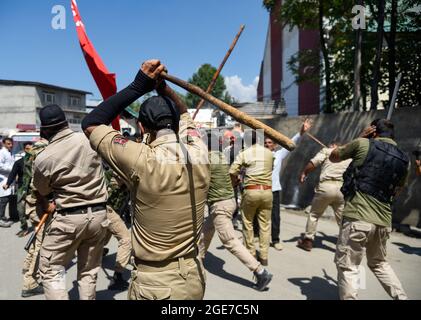 Srinagar, Indien. August 2021. Regierungskräfte schlugen schiitische Muslime während der Prozession mit Schlagstöcken ein. Regierungskräfte griffen zu Pelletfeuern, schweren Tränengas-Beschuss, Schlagstock-Beschuss und Luftfeuern gegen schiitische Muslime zurück, als sie sich den Beschränkungen im Rahmen der Pro-Freiheit-Slogans widersetzten, die 8. Muharram-Prozession in Srinagar zu übernehmen. (Foto von Idrees Abbas/SOPA Images/Sipa USA) Quelle: SIPA USA/Alamy Live News Stockfoto