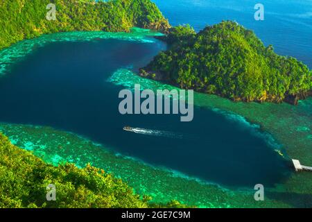 Kreuzfahrt auf der herzförmigen Lagune auf Karawapop Island, Misool Raja Ampat Stockfoto
