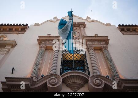 Cordoba, Argentinien - Januar, 2020: Nationalflaggenmauer des Collegegebäudes Colegio Nacional de Monserrat in der Altstadt. Altes Gebäude Stockfoto