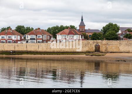 Die Küste an der Landspitze in Old Hartlepool, England, Großbritannien zeigt Fisch Sands und Sandwell Gate Stockfoto