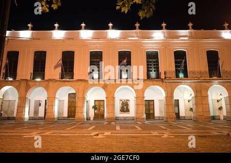 Cordoba, Argentinien - Januar, 2020: Teil des Rathauses von Cordoba Gebäude genannt Cabildo de Cordoba in der Nacht mit Beleuchtung und argentinischen Flaggen Stockfoto